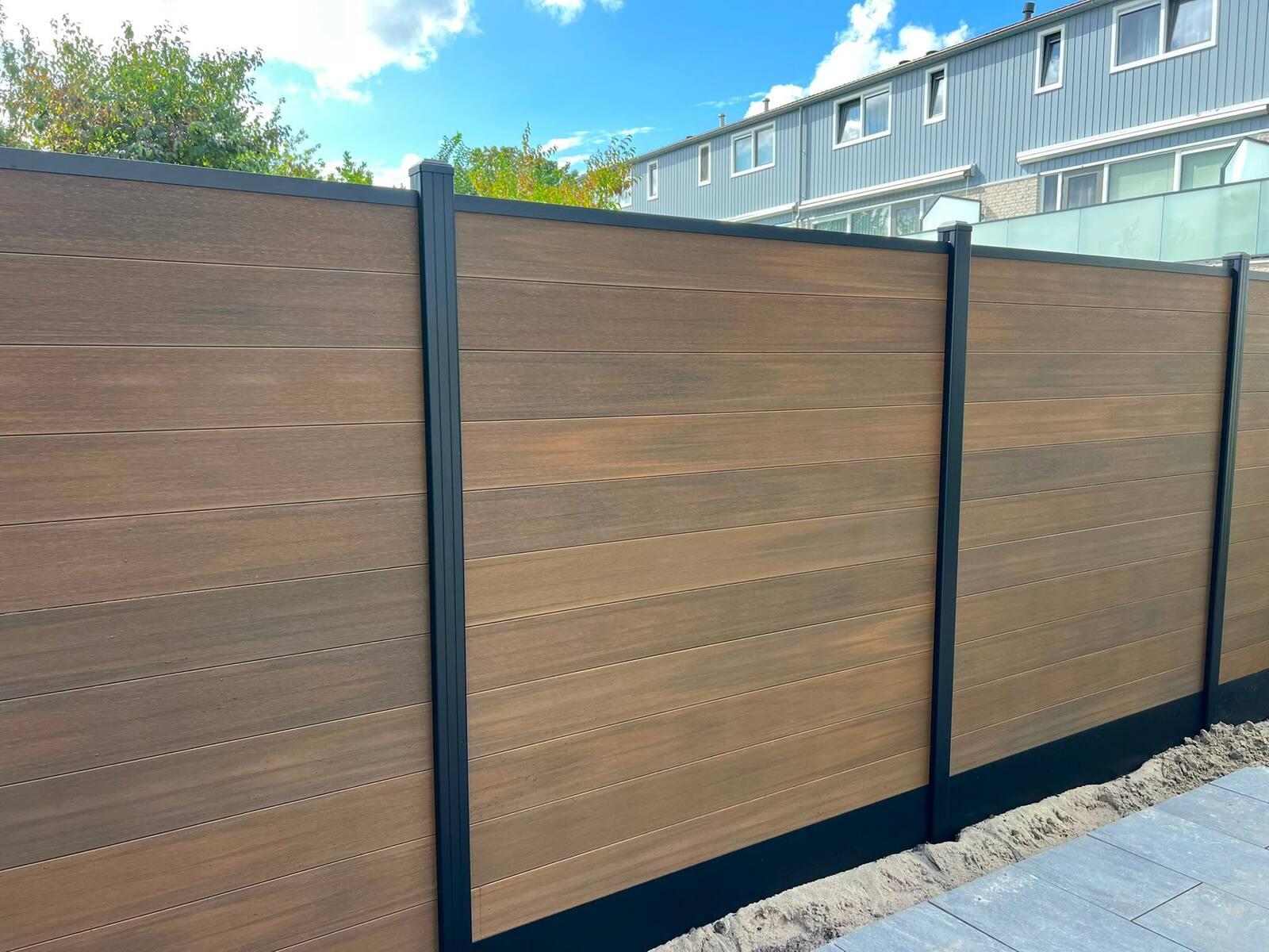 Composiet schutting met aluminium palen, geplaatst door SchuttingWestland